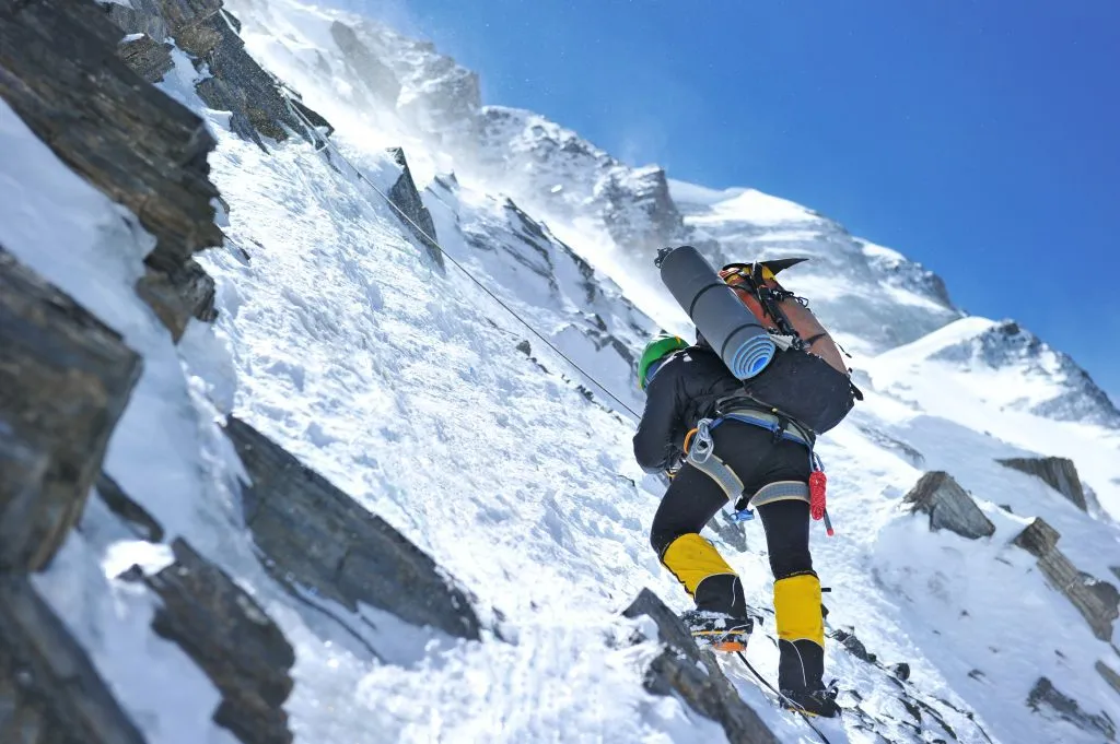 Un alpiniste atteint le sommet de l'Everest, Népal