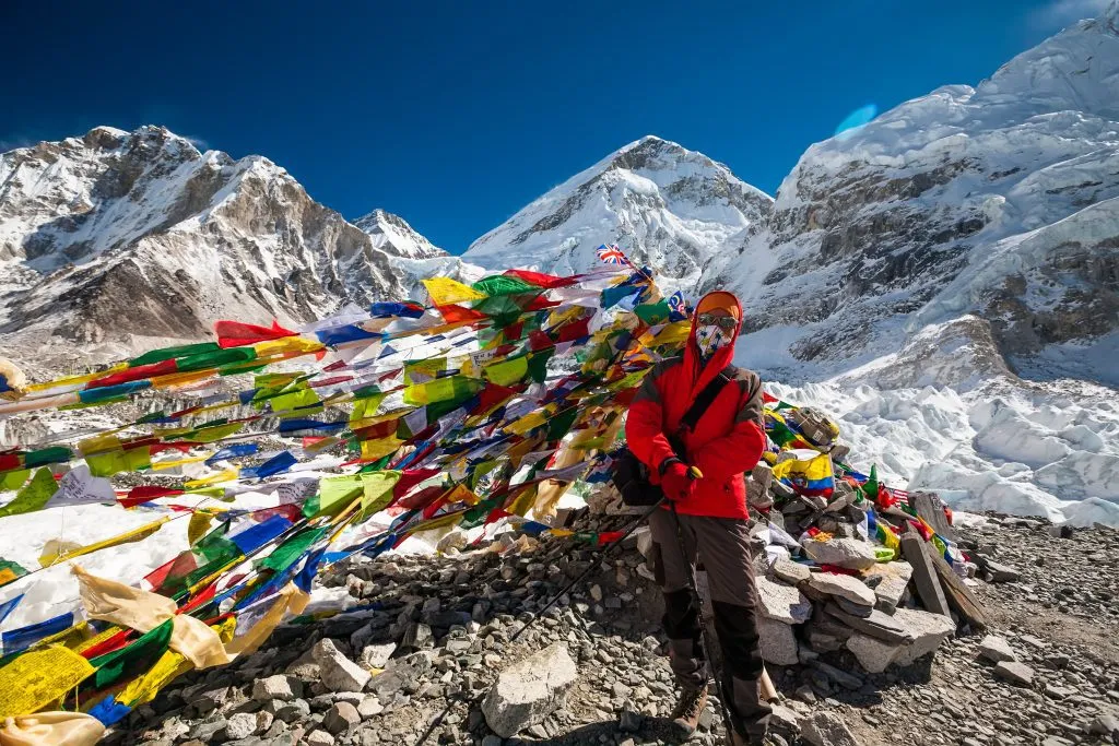 Banderas de oración en el campamento base del Everest