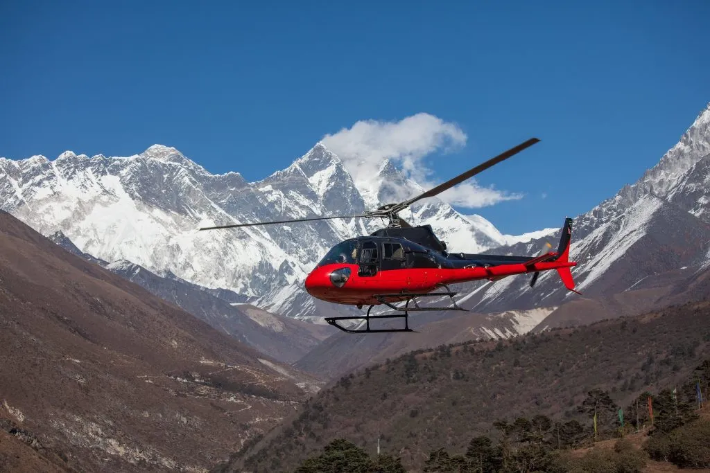 Livräddningshelikopter i Himalaya-bergen i Nepal