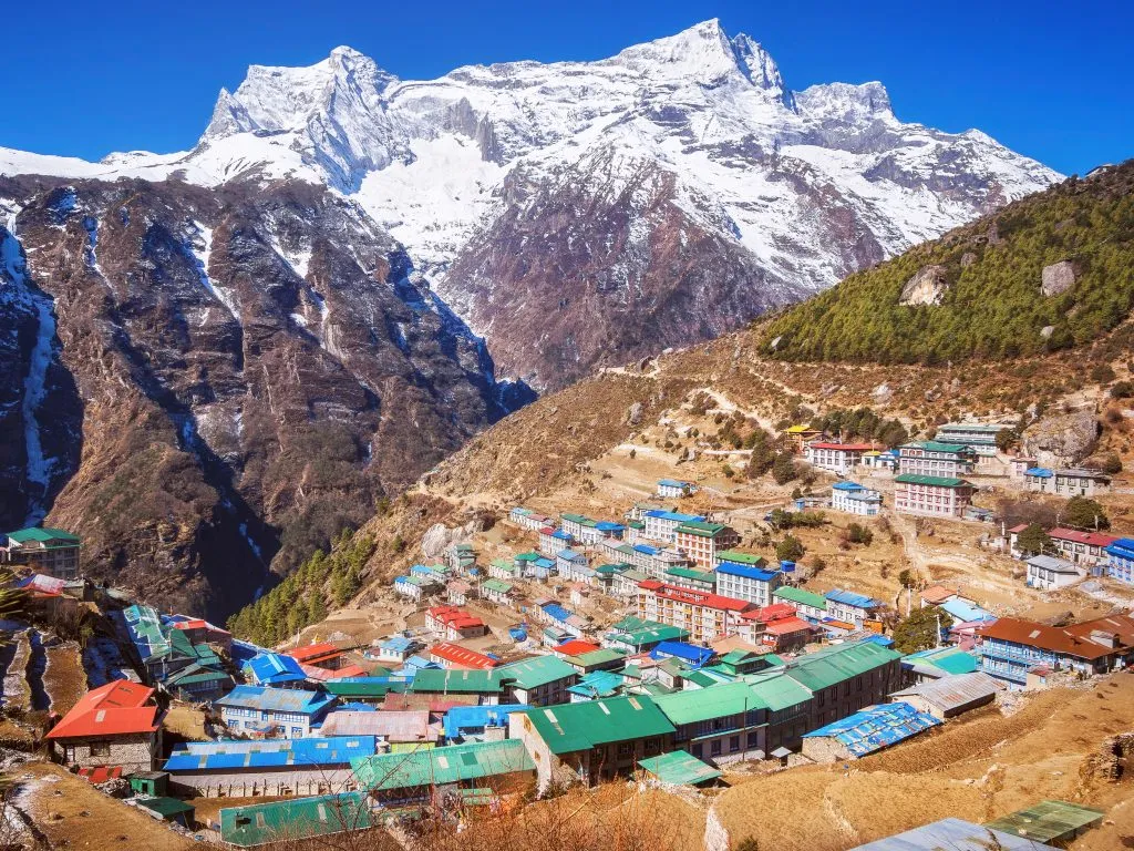 Vesnice Namche Bazaar na cestě do základního tábora Everestu v nepálské oblasti Khumbu.
