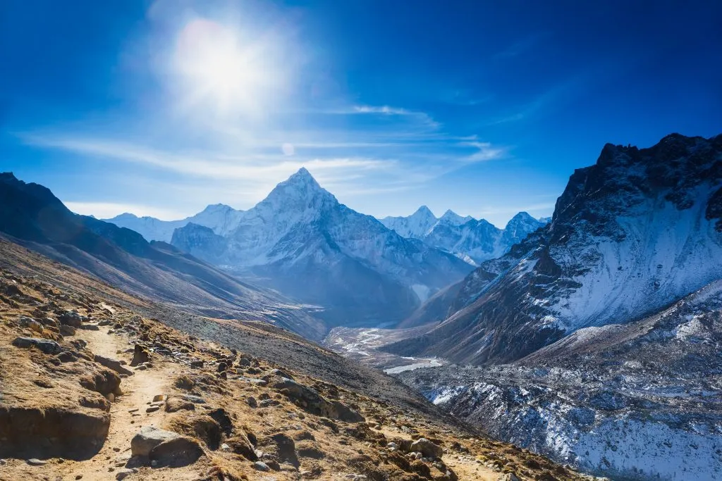 prachtig uitzicht op de berg Ama Dablam en de Khumbu-vallei met prachtige lucht op weg naar het basiskamp van Everest, Sagarmatha nationaal park, Everest-gebied, Nepal