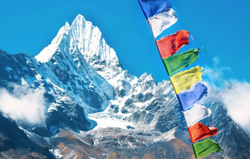 Banderas de oración nepalesas de numerosos colores