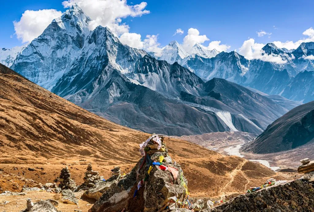 Ein malerisches Tal im Himalaya-Gebirge auf dem Trekking nach Dingboche, Nepal.