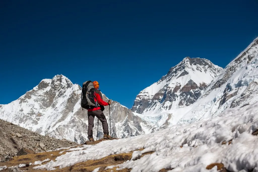 Vandrare närmar sig berget PumoRi i Khumbu-dalen på väg till Everests basläger